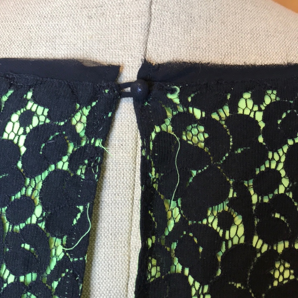 XL Vera Wang Princess Lace top w/neon green lining - Picture 5 of 5
